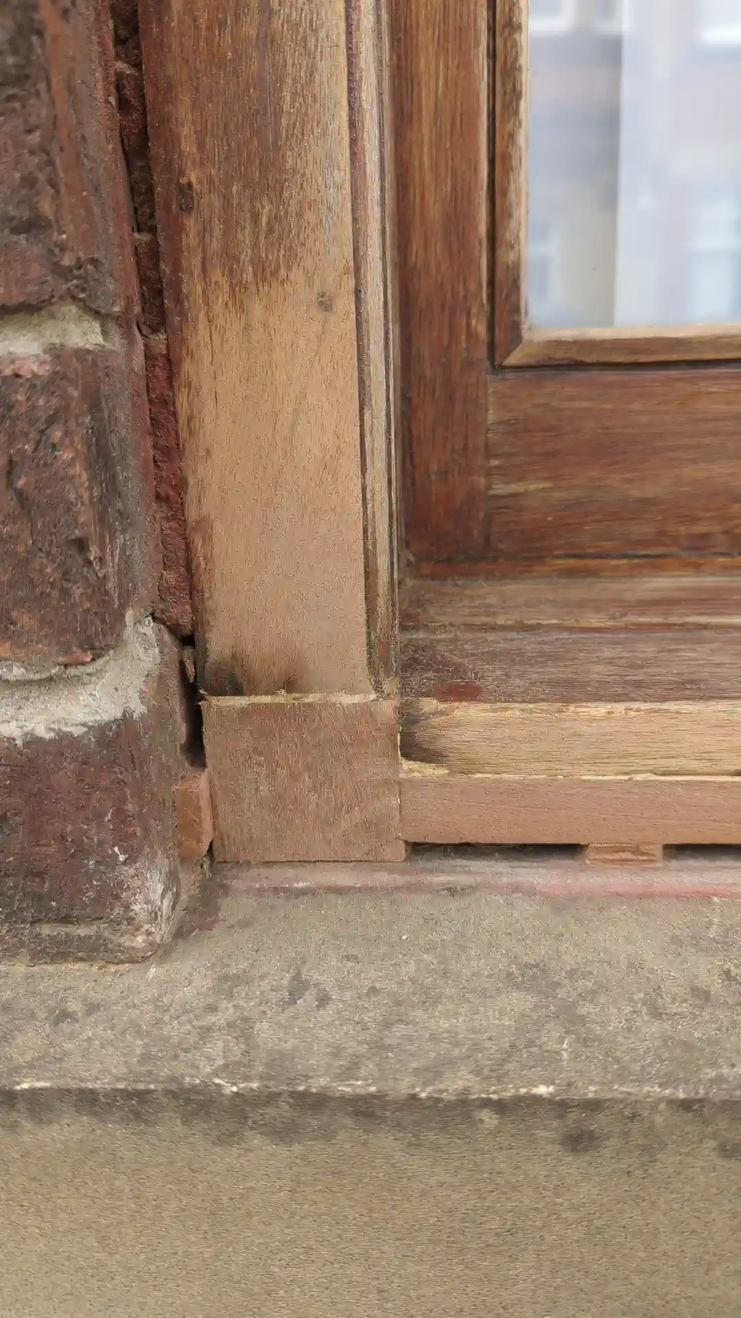 Sapele splice let into the bottom of a window stile and along the sill, cut in flush